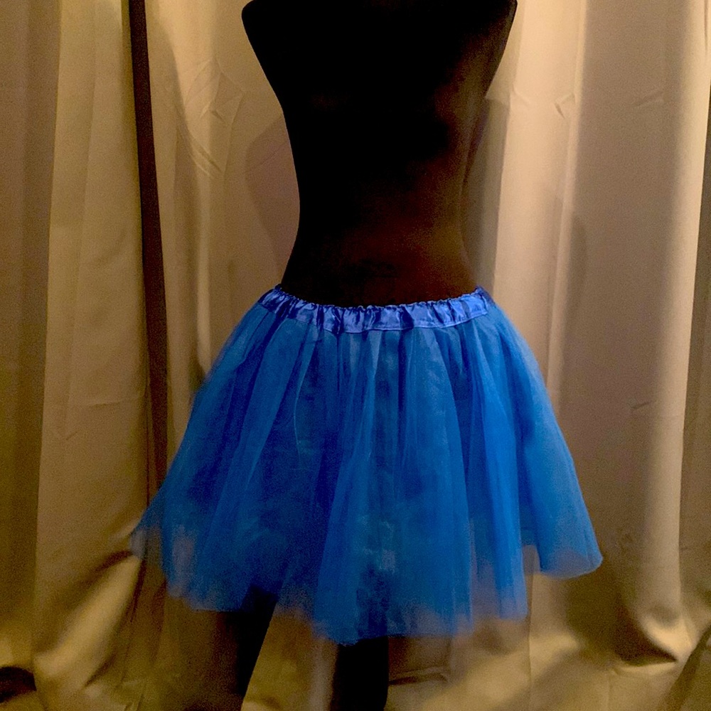 Super fun royal blue tutu. Waistline 29” without stretching.  Apx 17” long.